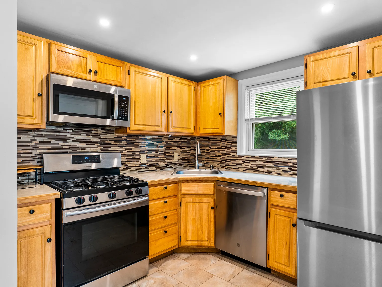 3 bed, 880 sqft, $3,400 — Photo 2