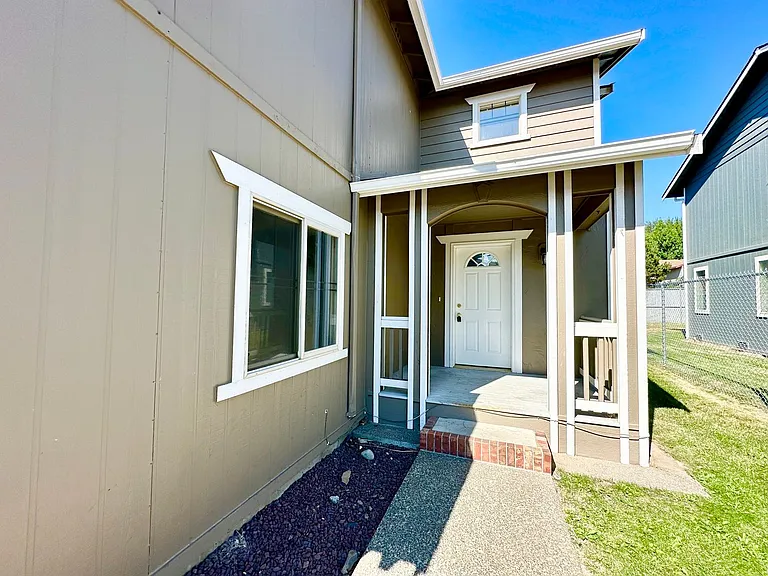 2103 N Yellowstone St — Photo 4