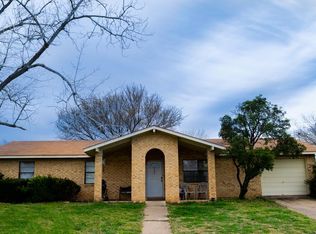 112 W Trailmoor Dr, Fredericksburg, TX 78624