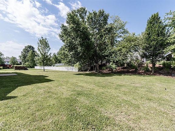 Flat and private backyard!