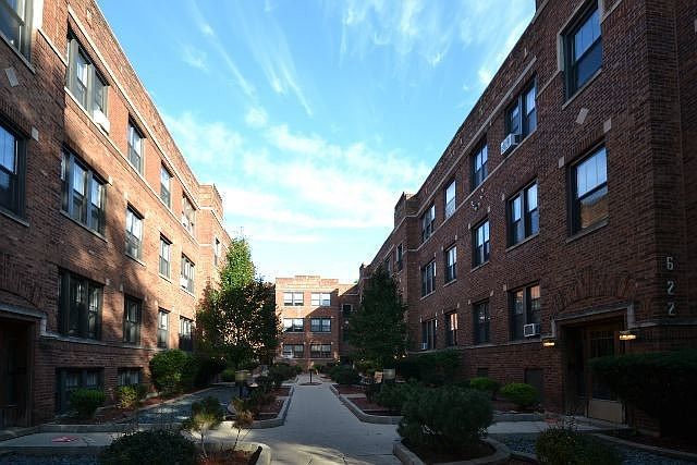 1st image of 630 W Cornelia Ave #N3