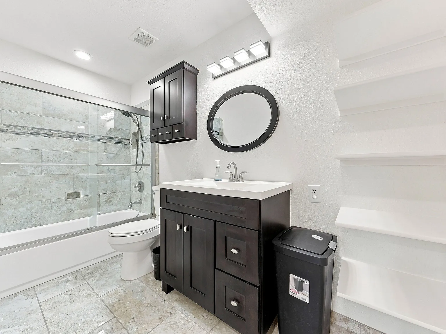 4 bed, 10.0 bath, 2800 sqft, $966 — Photo 2