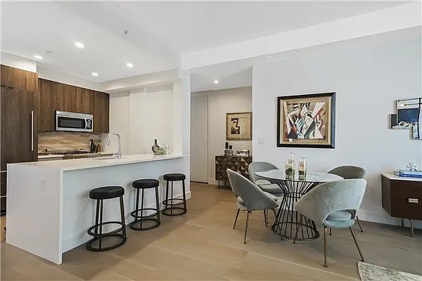 Sold by Avenue Sotheby's International Realty | media 17