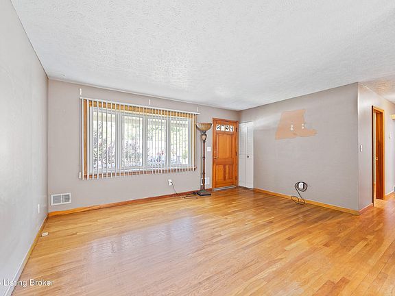 3rd image of 10823 Milwaukee Way