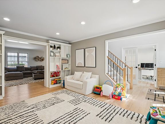 2nd image of 658 Lexington Sq W