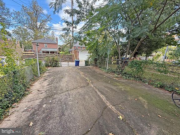 5th image of 830 Saint Dunstans Rd