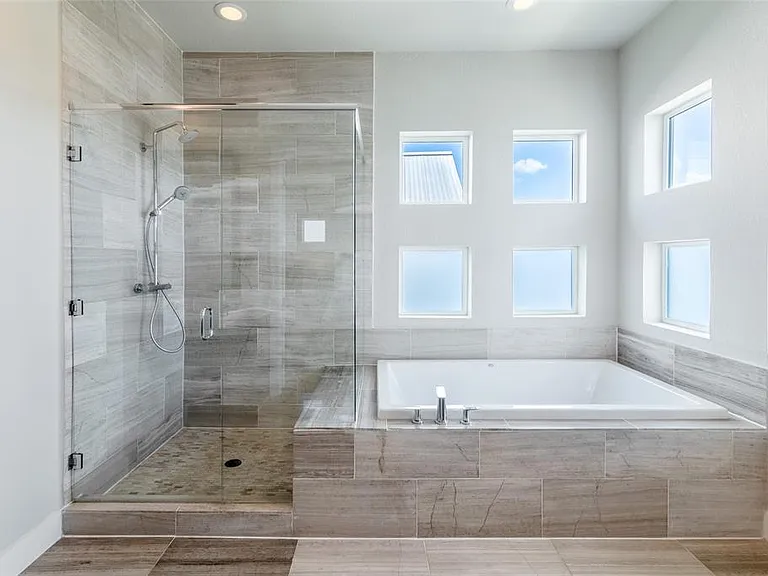 6025 Seville Dr — Photo 4