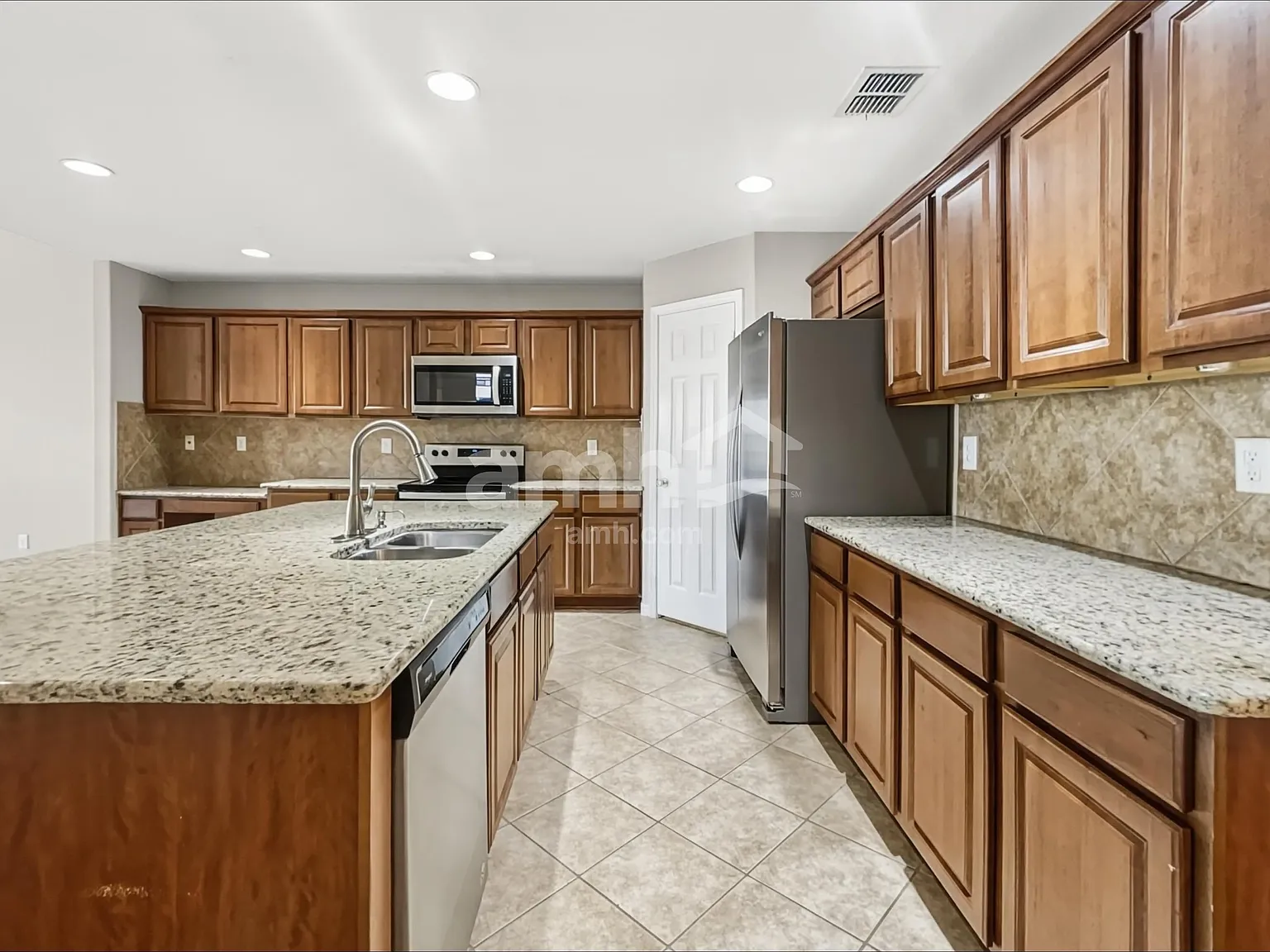 4 bed, 2.5 bath, 2548 sqft, $1,975 — Photo 3