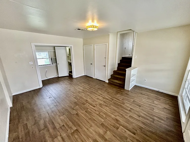 427 S Center St — Photo 2