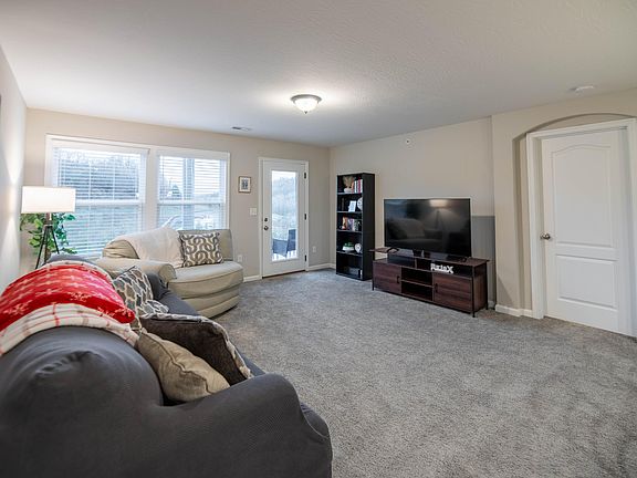 5th image of 766 Yorkshire Dr