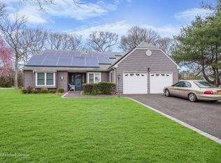 19 Ascot Pl, Coram, NY 11727