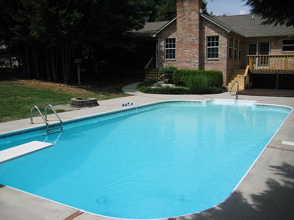 2nd image of 826 Westridge Cir