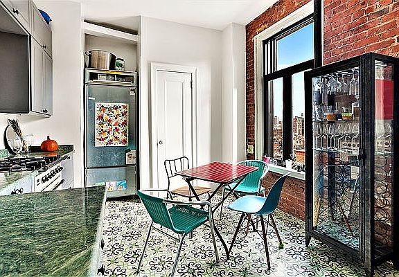 4th image of 105 W 72nd St APT 10A