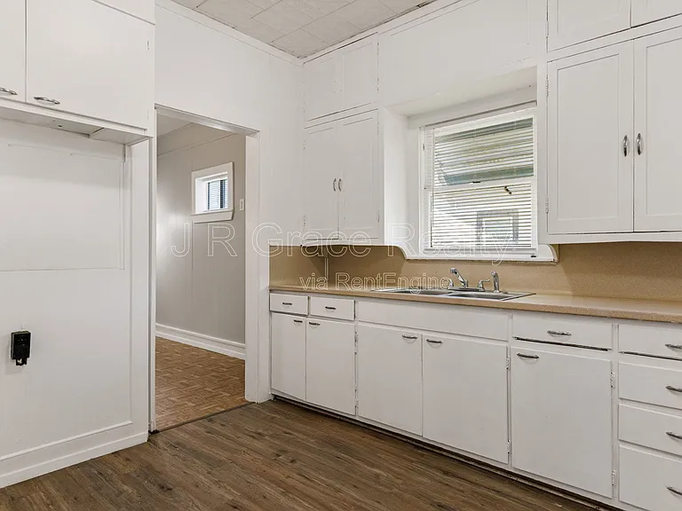 609 E Walker St — Photo 18