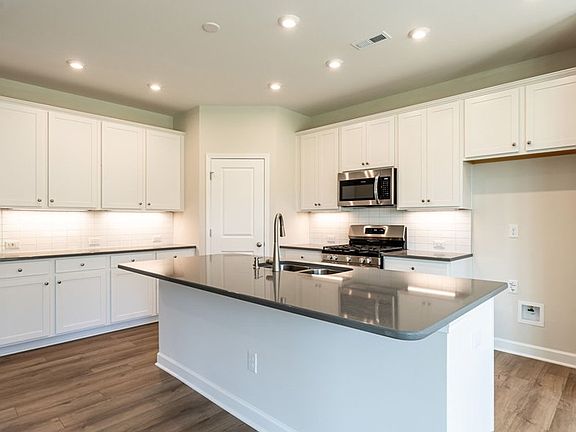 The Everlee - Kitchen