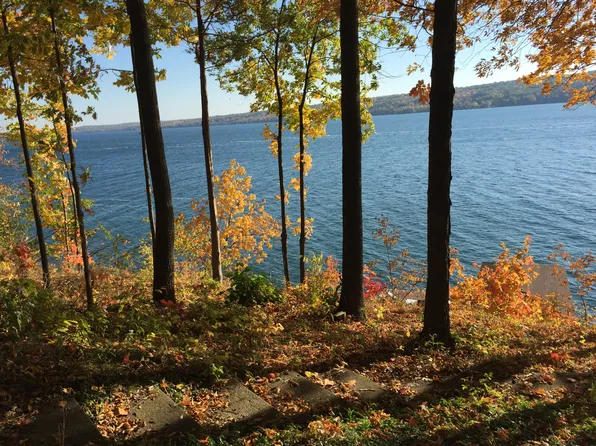 5557 Strawberry Ln, Canandaigua, NY 14424