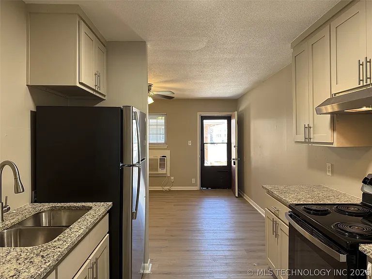 1809 E 2nd St #12 — Photo 9