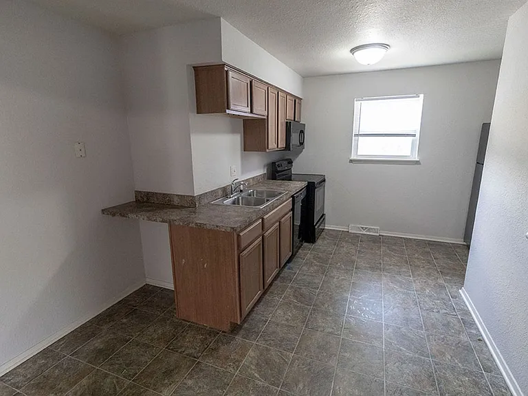 215 N West Blvd — Photo 6