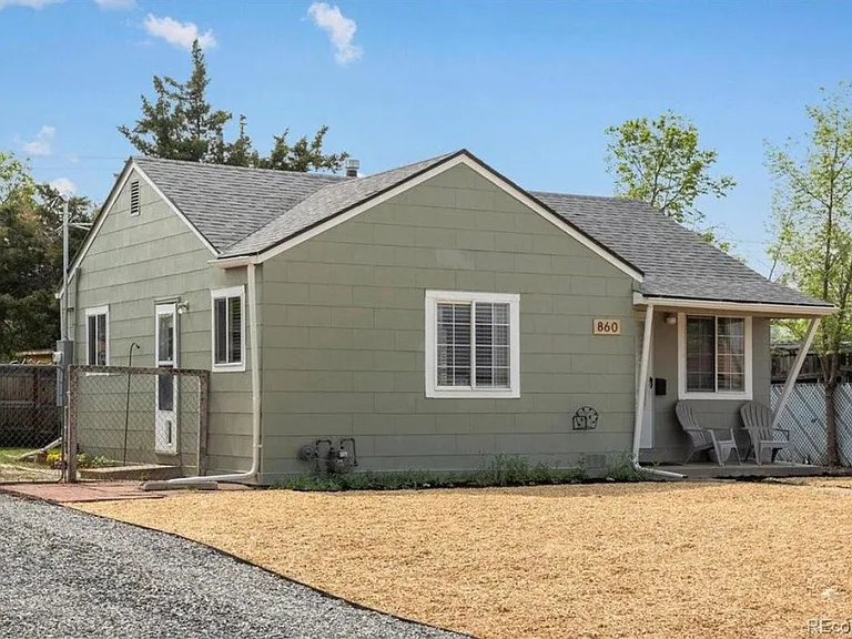860 Oakland St — Photo 3