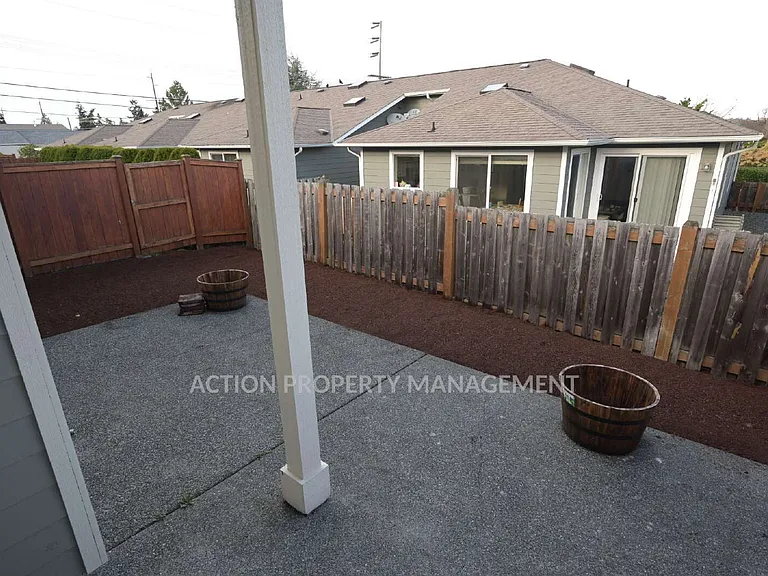 812 E Washington Pl — Photo 13