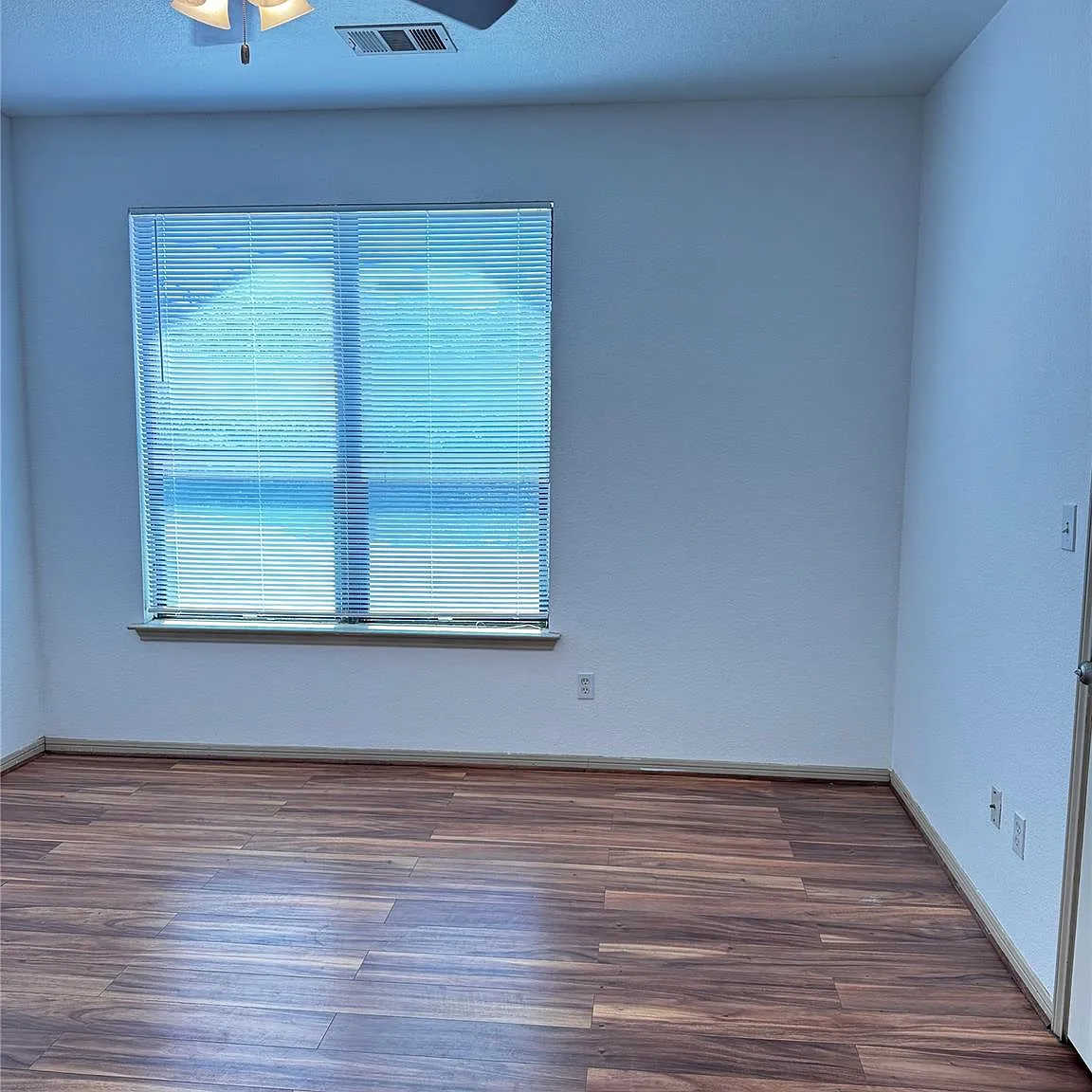 3 bed, 2.5 bath, 2790 sqft, $1,950 — Photo 2