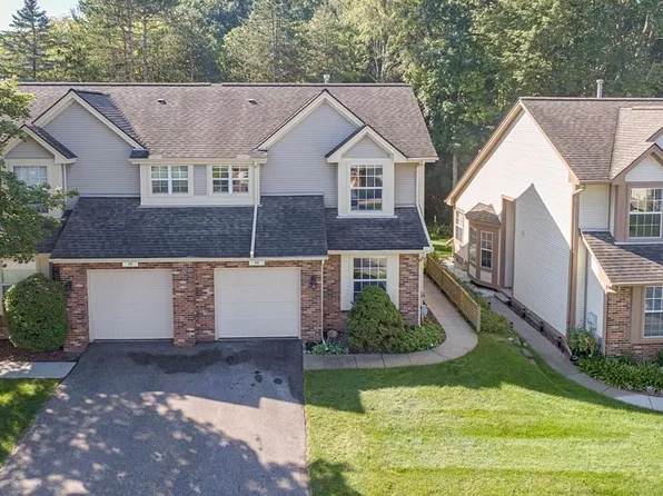 896 Whisperwood Trl, Fenton, MI 48430