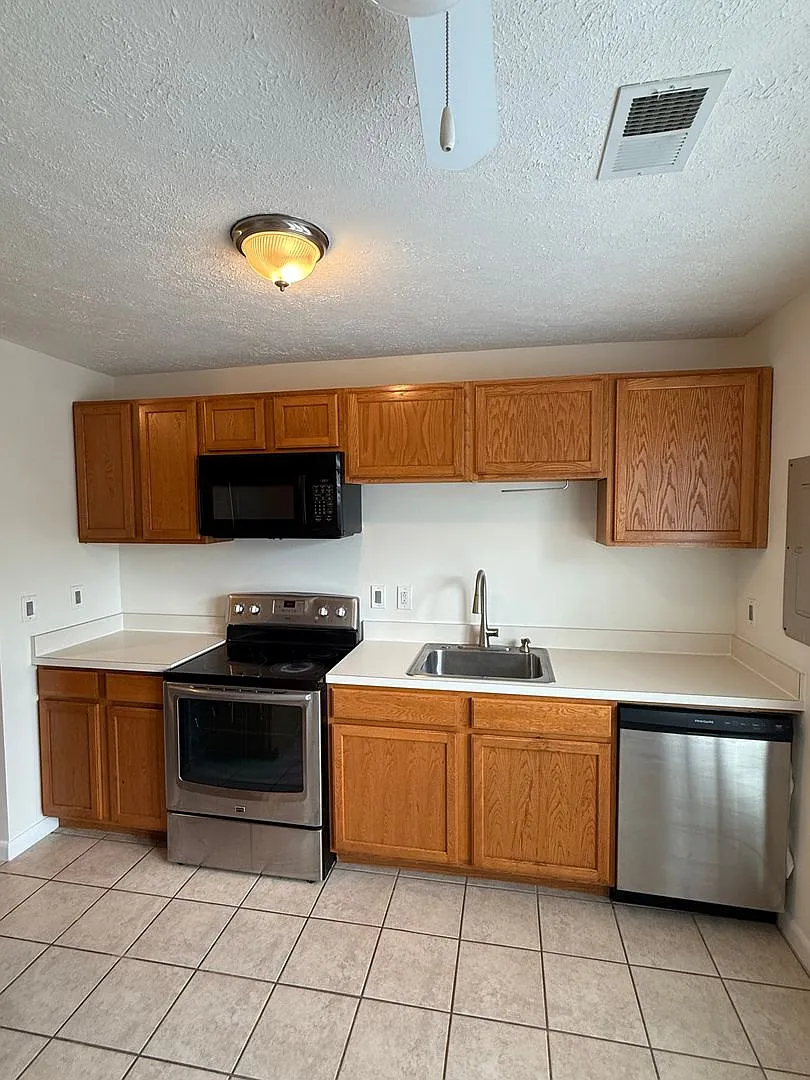 Spacious End-Unit Townhome with Fenced Yard Near APG & I-95 — Photo 4
