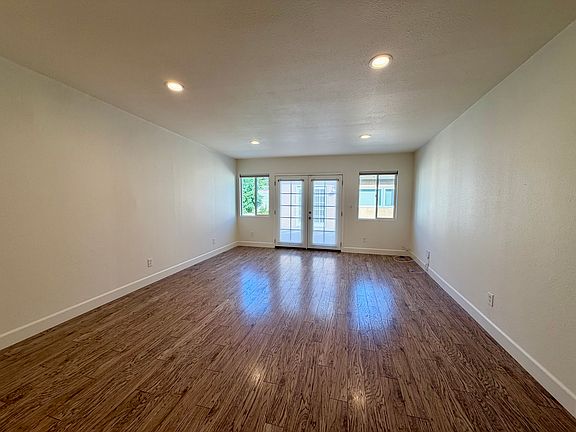 5th image of 17515 Blythe St