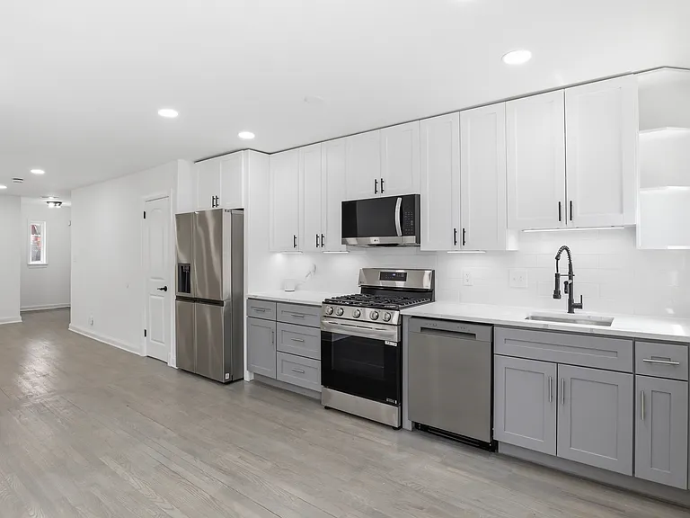 525 Oakwood St SE — Photo 4