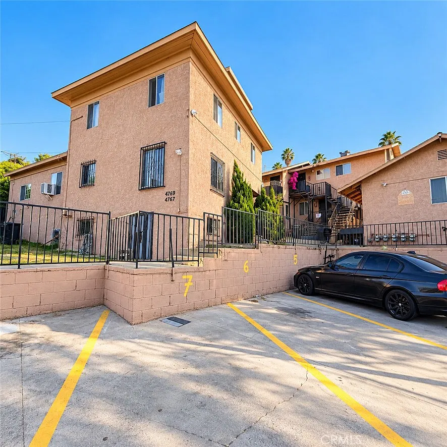 2 bed, 600 sqft, $2,300 — Photo 1