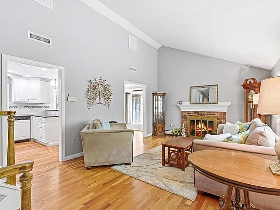 5th image of 40 Kristin Rd