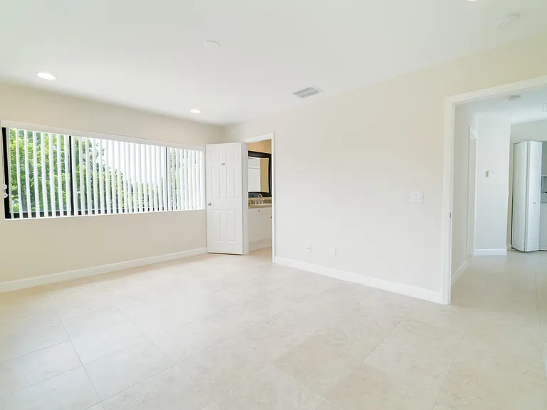 6410 N Dixie Hwy — Photo 8