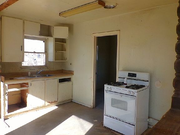 2nd image of 2725 Desert St
