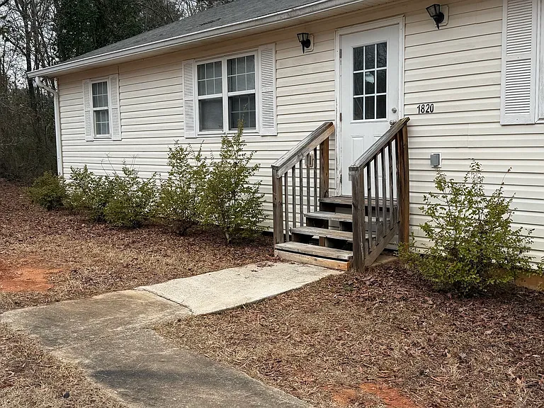 1820 N Ridge Dr NE #A — Photo 6