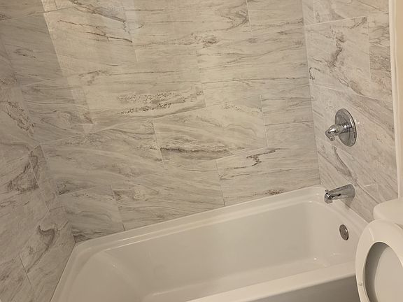 4th image of 67 N Oak St