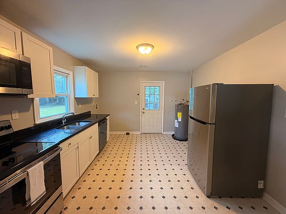 5th image of 411 Beech St
