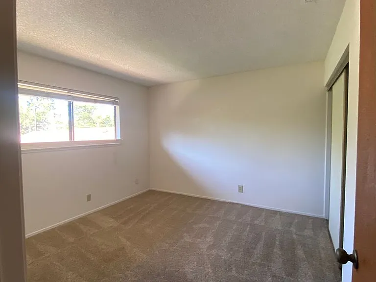 107 W Oak street — Photo 8