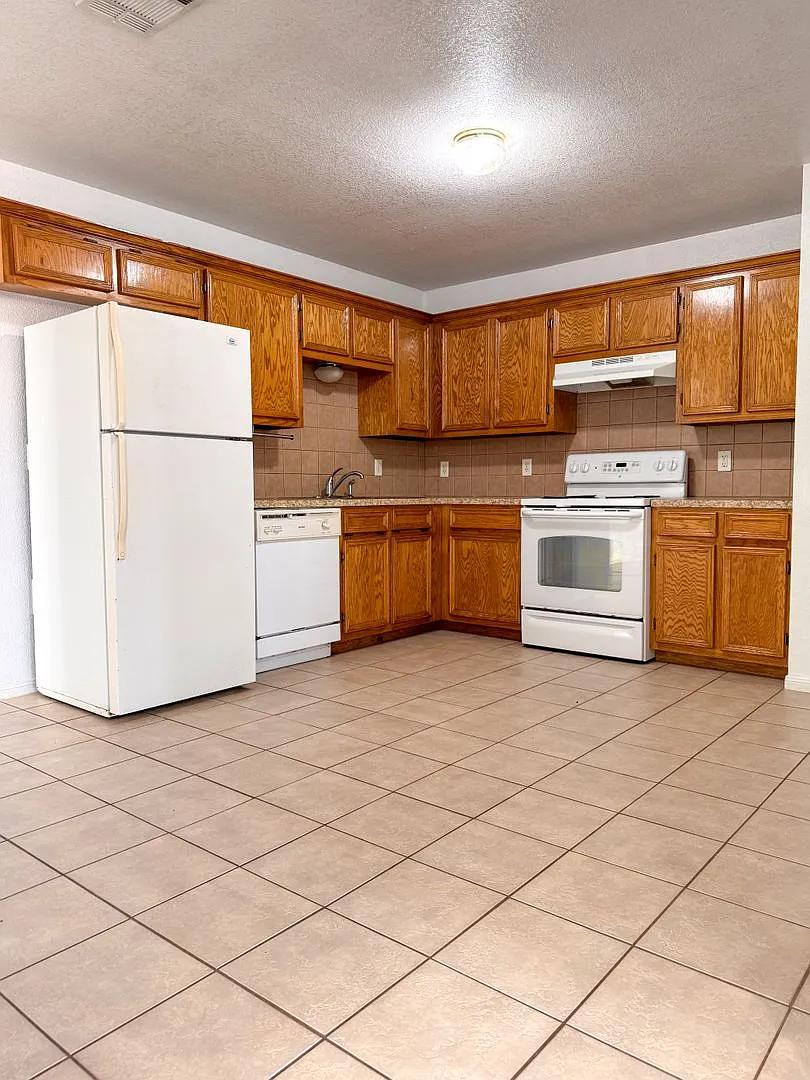 502 Bermuda — Photo 3