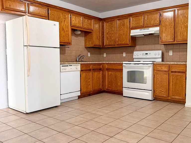 502 Bermuda — Photo 1