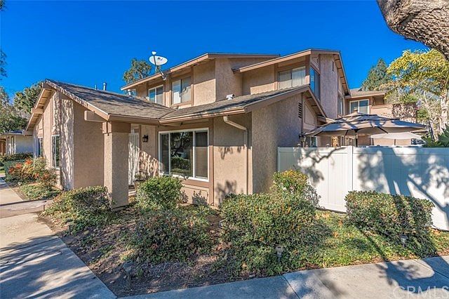BEAUTIFULLY REMODELED, SINGLE STORY END UNIT