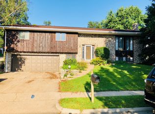 925 Valentine Dr, Dubuque, IA 52003