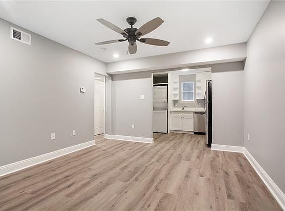 3rd image of 1132 Carondelet St APT 102