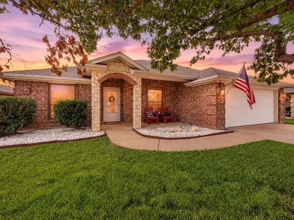 725 Big Willow Dr, Saginaw, TX 76179