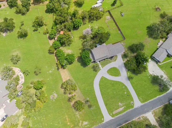 411 Carriage Oaks Dr, Liberty Hill, TX 78642