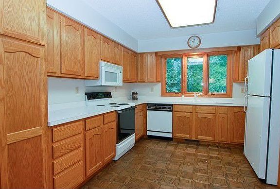 4th image of 4905 Lake St