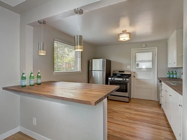 450 S Emerson St — Photo 2