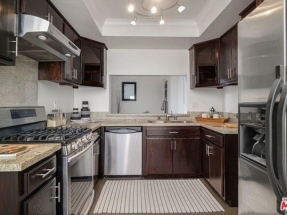 4th image of 838 S Barrington Ave APT 204