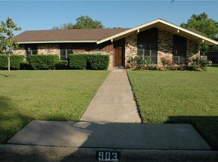 903 Calvert St, Hearne, TX 77859