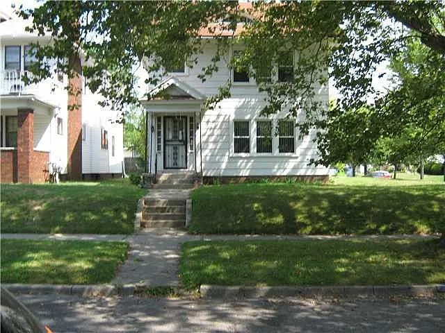 2002 Fernwood Ave photo 1