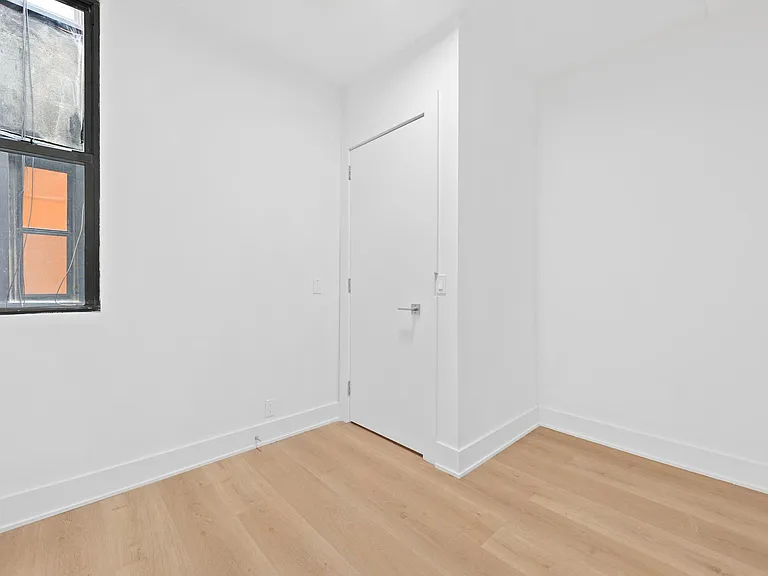 313 W 47th St #4E — Photo 6